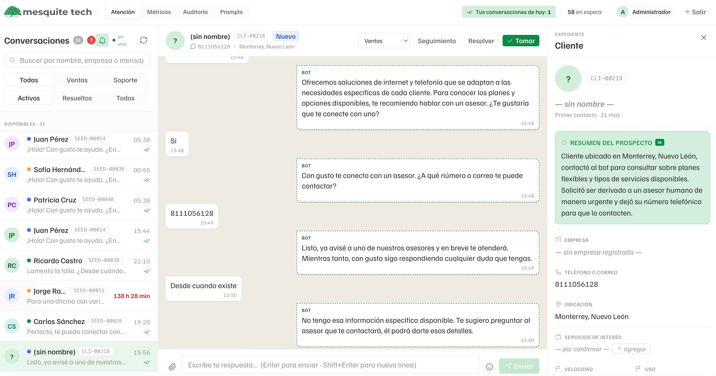 Panel de conversaciones: el bot atendiendo en vivo y el expediente del cliente